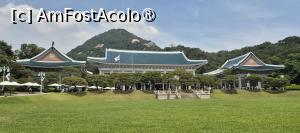 [P01] Cladirea emblematica a orasului, Cheong Wa Dae (Casa albastra), ce a servit drept birou si resedinta prezidentiala din 15 august 1948, data infiintarii guvernului Republicii Coreea, pana pe 9 mai 2022, cand biroul presedintelui a fost mutat la Yongsan, iar Cheong Wa Dae a fost complet deschis publicului. Din pacate, la data cand eu am scris acest review am aflat ca a fost din nou inchisa publicului, incepand cu 1 august 2025. » foto by geani anto
 - 
<span class="allrVoted glyphicon glyphicon-heart hidden" id="av1516970"></span>
<a class="m-l-10 hidden" id="sv1516970" onclick="voting_Foto_DelVot(,1516970,21214)" role="button">șterge vot <span class="glyphicon glyphicon-remove"></span></a>
<a id="v91516970" class=" c-red"  onclick="voting_Foto_SetVot(1516970)" role="button"><span class="glyphicon glyphicon-heart-empty"></span> <b>LIKE</b> = Votează poza</a> <img class="hidden"  id="f1516970W9" src="/imagini/loader.gif" border="0" /><span class="AjErrMes hidden" id="e1516970ErM"></span>
