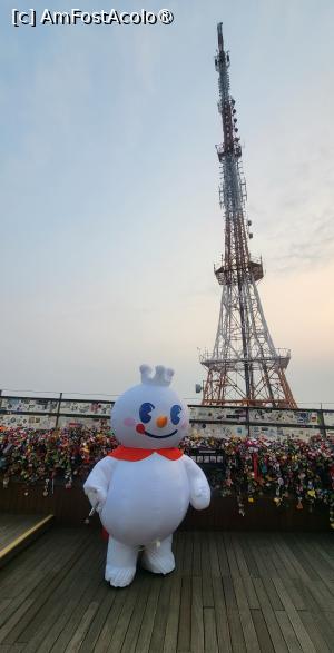 [P05] Cea mai mare parte a orasului Seul poate fi vazut din turn, desi exista si un turn de transmisie situat la aproximativ 50 de metri est de N Seoul Tower. Daca preferi o atmosfera relaxata si romantica, exista  o terasa in aer liber decorata cu lumini colorate si lacate pe care cuplurile le agata peste tot ca simbol al iubirii lor. De la magazinul de suveniruri se pot cumpara lacate pe care pot fi scrise mesaje, fiecare cuplu lasandu-si propria amprenta. » foto by geani anto
 - 
<span class="allrVoted glyphicon glyphicon-heart hidden" id="av1518619"></span>
<a class="m-l-10 hidden" id="sv1518619" onclick="voting_Foto_DelVot(,1518619,21214)" role="button">șterge vot <span class="glyphicon glyphicon-remove"></span></a>
<a id="v91518619" class=" c-red"  onclick="voting_Foto_SetVot(1518619)" role="button"><span class="glyphicon glyphicon-heart-empty"></span> <b>LIKE</b> = Votează poza</a> <img class="hidden"  id="f1518619W9" src="/imagini/loader.gif" border="0" /><span class="AjErrMes hidden" id="e1518619ErM"></span>