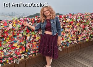 [P06] In 2006, Turnul Namsan a devenit popular printre cuplurile coreene, aici fiind instalat primul lacat in 2007. De atunci, aspirand la iubire vesnica, cuplurile tinere isi agata lacatele iubirii inainte de a arunca cheia. Intrucat aceasta aruncare a cheilor a cauzat unele probleme mediului din Muntele Namsan, a fost prevazuta o cutie de chei in care publicul isi poate arunca cheile.
In prezent, mii de lacate ale iubirii care raspandesc mesaje de iubire sunt dispersate in toata baza Turnului N Seul. Aceasta este una dintre caracteristicile unice ale Turnului N Seul si o modalitate obisnuita prin care cuplurile isi exprima dragostea. » foto by geani anto
 - 
<span class="allrVoted glyphicon glyphicon-heart hidden" id="av1518620"></span>
<a class="m-l-10 hidden" id="sv1518620" onclick="voting_Foto_DelVot(,1518620,21214)" role="button">șterge vot <span class="glyphicon glyphicon-remove"></span></a>
<a id="v91518620" class=" c-red"  onclick="voting_Foto_SetVot(1518620)" role="button"><span class="glyphicon glyphicon-heart-empty"></span> <b>LIKE</b> = Votează poza</a> <img class="hidden"  id="f1518620W9" src="/imagini/loader.gif" border="0" /><span class="AjErrMes hidden" id="e1518620ErM"></span>