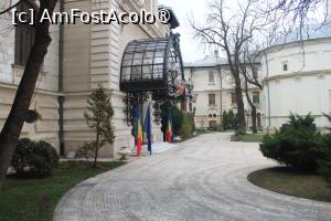 P03 [JAN-2024] București, Curtea Interioară, în stânga Intrarea la Palat, în dreapta se vede puțin Biserica Cotroceni, Mea Culpa!