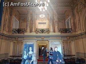 P04 [JAN-2024] București, Muzeul Național Cotroceni, Holul de Onoare, ridicat pe două nivea dă senzația de spațiu, în față Garderoba