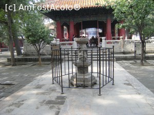 [P12] Qufu- Templul lui Confucius-Pavilionul Xing Tan - Platforma piersica (unde se aduc jertfe) si acea 'fantana' care reprezinta cele 3 etape ale vietii.  » foto by mishu
 - 
<span class="allrVoted glyphicon glyphicon-heart hidden" id="av705847"></span>
<a class="m-l-10 hidden" id="sv705847" onclick="voting_Foto_DelVot(,705847,21375)" role="button">șterge vot <span class="glyphicon glyphicon-remove"></span></a>
<a id="v9705847" class=" c-red"  onclick="voting_Foto_SetVot(705847)" role="button"><span class="glyphicon glyphicon-heart-empty"></span> <b>LIKE</b> = Votează poza</a> <img class="hidden"  id="f705847W9" src="/imagini/loader.gif" border="0" /><span class="AjErrMes hidden" id="e705847ErM"></span>