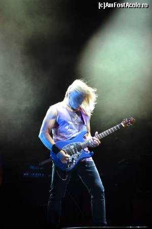 [P07] Steve Morse – chitara (1994–prezent). Inlocuitorul lui Ritchie Blackmore. Concert Deep Purple/Lefkosa.  » foto by TraianS
 - 
<span class="allrVoted glyphicon glyphicon-heart hidden" id="av511419"></span>
<a class="m-l-10 hidden" id="sv511419" onclick="voting_Foto_DelVot(,511419,21413)" role="button">șterge vot <span class="glyphicon glyphicon-remove"></span></a>
<a id="v9511419" class=" c-red"  onclick="voting_Foto_SetVot(511419)" role="button"><span class="glyphicon glyphicon-heart-empty"></span> <b>LIKE</b> = Votează poza</a> <img class="hidden"  id="f511419W9" src="/imagini/loader.gif" border="0" /><span class="AjErrMes hidden" id="e511419ErM"></span>