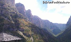 [P25] Altă imagine cu muntele Gamalia tăiat în două de apele rîului Voidomatis în satul Vikos, regiunea Epir, Grecia.  » foto by traian.leuca †
 - 
<span class="allrVoted glyphicon glyphicon-heart hidden" id="av574445"></span>
<a class="m-l-10 hidden" id="sv574445" onclick="voting_Foto_DelVot(,574445,21484)" role="button">șterge vot <span class="glyphicon glyphicon-remove"></span></a>
<a id="v9574445" class=" c-red"  onclick="voting_Foto_SetVot(574445)" role="button"><span class="glyphicon glyphicon-heart-empty"></span> <b>LIKE</b> = Votează poza</a> <img class="hidden"  id="f574445W9" src="/imagini/loader.gif" border="0" /><span class="AjErrMes hidden" id="e574445ErM"></span>