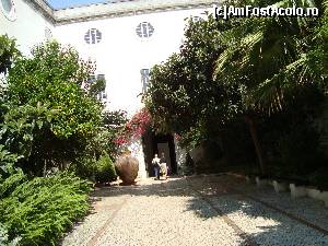P01 [JUN-2013] Intrare in curtea Muzeului National de Azulejo, intr-un decor natural fermecator... nu e aglomeratie... 