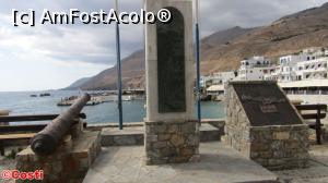 [P20] Monumentul din portul Hora Sfakion, dedicat soldaților greci, britanici, australieni și neozeelandezi care au luptat în Creta în mai 1941.  » foto by Costi
 - 
<span class="allrVoted glyphicon glyphicon-heart hidden" id="av801670"></span>
<a class="m-l-10 hidden" id="sv801670" onclick="voting_Foto_DelVot(,801670,21565)" role="button">șterge vot <span class="glyphicon glyphicon-remove"></span></a>
<a id="v9801670" class=" c-red"  onclick="voting_Foto_SetVot(801670)" role="button"><span class="glyphicon glyphicon-heart-empty"></span> <b>LIKE</b> = Votează poza</a> <img class="hidden"  id="f801670W9" src="/imagini/loader.gif" border="0" /><span class="AjErrMes hidden" id="e801670ErM"></span>