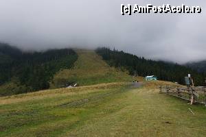 [P76] Foto realizată din spatele stației de sus a telescaunului. În spate, dreapta, pe lângă căsuța albastră, este bifurcația cu cele două poteci și tot acolo sunt și panourile cu informații.  » foto by Utube
 - 
<span class="allrVoted glyphicon glyphicon-heart hidden" id="av388108"></span>
<a class="m-l-10 hidden" id="sv388108" onclick="voting_Foto_DelVot(,388108,21579)" role="button">șterge vot <span class="glyphicon glyphicon-remove"></span></a>
<a id="v9388108" class=" c-red"  onclick="voting_Foto_SetVot(388108)" role="button"><span class="glyphicon glyphicon-heart-empty"></span> <b>LIKE</b> = Votează poza</a> <img class="hidden"  id="f388108W9" src="/imagini/loader.gif" border="0" /><span class="AjErrMes hidden" id="e388108ErM"></span>