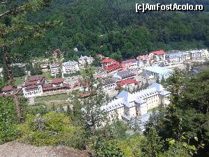 [P03] Centrul Statiunii vazut de la Stanca Cerbul - punct de belvedere la care ajungeti in 20 de minute, prin padure, urmand bulina roz, de la intrarea pe soseaua dintre Jandarmerie si Hotel Dobru.  » foto by izabiza
 - 
<span class="allrVoted glyphicon glyphicon-heart hidden" id="av643275"></span>
<a class="m-l-10 hidden" id="sv643275" onclick="voting_Foto_DelVot(,643275,21598)" role="button">șterge vot <span class="glyphicon glyphicon-remove"></span></a>
<a id="v9643275" class=" c-red"  onclick="voting_Foto_SetVot(643275)" role="button"><span class="glyphicon glyphicon-heart-empty"></span> <b>LIKE</b> = Votează poza</a> <img class="hidden"  id="f643275W9" src="/imagini/loader.gif" border="0" /><span class="AjErrMes hidden" id="e643275ErM"></span>