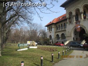 [P04] Intrarea principală în Muzeul de Geologie, cerdacul pe care s-a păstrat numele inițial de Institut Geologic și chiparosul de baltă de 12 milioane ani.  » foto by elviramvio
 - 
<span class="allrVoted glyphicon glyphicon-heart hidden" id="av839060"></span>
<a class="m-l-10 hidden" id="sv839060" onclick="voting_Foto_DelVot(,839060,21662)" role="button">șterge vot <span class="glyphicon glyphicon-remove"></span></a>
<a id="v9839060" class=" c-red"  onclick="voting_Foto_SetVot(839060)" role="button"><span class="glyphicon glyphicon-heart-empty"></span> <b>LIKE</b> = Votează poza</a> <img class="hidden"  id="f839060W9" src="/imagini/loader.gif" border="0" /><span class="AjErrMes hidden" id="e839060ErM"></span>