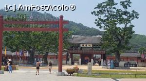 [P01] Hwaseong Haenggung este cel mai mare palat temporar situat in afara Seulului si a fost folosit de regii Joseon inca din vremea regelui Jeongjo, care a fost un reformator, cunoscut pentru numeroasele viziuni marete pe care le-a avut si le-a realizat in timpul domniei sale pasnice. Una dintre misiunile sale a fost mutarea capitalei si a sediului guvernului la Suwon, insa a murit inainte ca acest obiectiv sa poata fi realizat. Cu toate acestea, Suwon este binecuvantat cu stralucitoarea Fortareata Hwaseong, inclusa in Patrimoniul Mondial UNESCO, datorita lui. » foto by geani anto
 - 
<span class="allrVoted glyphicon glyphicon-heart hidden" id="av1518100"></span>
<a class="m-l-10 hidden" id="sv1518100" onclick="voting_Foto_DelVot(,1518100,21685)" role="button">șterge vot <span class="glyphicon glyphicon-remove"></span></a>
<a id="v91518100" class=" c-red"  onclick="voting_Foto_SetVot(1518100)" role="button"><span class="glyphicon glyphicon-heart-empty"></span> <b>LIKE</b> = Votează poza</a> <img class="hidden"  id="f1518100W9" src="/imagini/loader.gif" border="0" /><span class="AjErrMes hidden" id="e1518100ErM"></span>