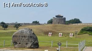 [P10] Langa Poarta Changnyongmun, se poate incerca tirul cu arcul traditional coreean, asemenea soldatilor Joseon. Cursul de tir cu arcul costa 3000 de woni, iar dupa o lectie de 5 minute, fiecare participant primeste 10 sageti pentru tras la tinta.  » foto by geani anto
 - 
<span class="allrVoted glyphicon glyphicon-heart hidden" id="av1518481"></span>
<a class="m-l-10 hidden" id="sv1518481" onclick="voting_Foto_DelVot(,1518481,21685)" role="button">șterge vot <span class="glyphicon glyphicon-remove"></span></a>
<a id="v91518481" class=" c-red"  onclick="voting_Foto_SetVot(1518481)" role="button"><span class="glyphicon glyphicon-heart-empty"></span> <b>LIKE</b> = Votează poza</a> <img class="hidden"  id="f1518481W9" src="/imagini/loader.gif" border="0" /><span class="AjErrMes hidden" id="e1518481ErM"></span>