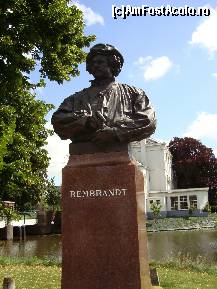 [P01] Statuia lui Rembrandt la Leiden-am primit un autogaf » foto by mireille
 - 
<span class="allrVoted glyphicon glyphicon-heart hidden" id="av414375"></span>
<a class="m-l-10 hidden" id="sv414375" onclick="voting_Foto_DelVot(,414375,21692)" role="button">șterge vot <span class="glyphicon glyphicon-remove"></span></a>
<a id="v9414375" class=" c-red"  onclick="voting_Foto_SetVot(414375)" role="button"><span class="glyphicon glyphicon-heart-empty"></span> <b>LIKE</b> = Votează poza</a> <img class="hidden"  id="f414375W9" src="/imagini/loader.gif" border="0" /><span class="AjErrMes hidden" id="e414375ErM"></span>