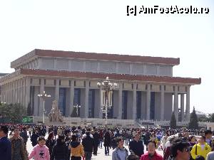 [P24] Piata Tiananmen / Mausoleul lui Mao. In stanga se poate observa un grup statuar ce simbolizeaza Armata Revolutionara.  » foto by Marian Preda
 - 
<span class="allrVoted glyphicon glyphicon-heart hidden" id="av382793"></span>
<a class="m-l-10 hidden" id="sv382793" onclick="voting_Foto_DelVot(,382793,21752)" role="button">șterge vot <span class="glyphicon glyphicon-remove"></span></a>
<a id="v9382793" class=" c-red"  onclick="voting_Foto_SetVot(382793)" role="button"><span class="glyphicon glyphicon-heart-empty"></span> <b>LIKE</b> = Votează poza</a> <img class="hidden"  id="f382793W9" src="/imagini/loader.gif" border="0" /><span class="AjErrMes hidden" id="e382793ErM"></span>