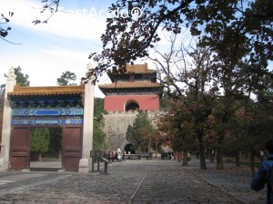 [P27] Beijing - mormintele dinastiei Ming, in fundal se vede Orasul patrat si Turnul memoriei iar in fata Poarta spre Paradis » foto by mishu
 - 
<span class="allrVoted glyphicon glyphicon-heart hidden" id="av706133"></span>
<a class="m-l-10 hidden" id="sv706133" onclick="voting_Foto_DelVot(,706133,21753)" role="button">șterge vot <span class="glyphicon glyphicon-remove"></span></a>
<a id="v9706133" class=" c-red"  onclick="voting_Foto_SetVot(706133)" role="button"><span class="glyphicon glyphicon-heart-empty"></span> <b>LIKE</b> = Votează poza</a> <img class="hidden"  id="f706133W9" src="/imagini/loader.gif" border="0" /><span class="AjErrMes hidden" id="e706133ErM"></span>