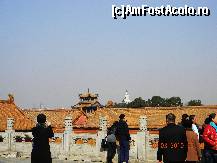 [P18] Pe vremea cand am facut fotografia nu am realizat ca prinsesem in cadru si Dagoba Alba, o stupa in stil tibetan construita in cinstea celui de-al 5lea Dalai Lama in 1651 » foto by MCM
 - 
<span class="allrVoted glyphicon glyphicon-heart hidden" id="av303200"></span>
<a class="m-l-10 hidden" id="sv303200" onclick="voting_Foto_DelVot(,303200,21755)" role="button">șterge vot <span class="glyphicon glyphicon-remove"></span></a>
<a id="v9303200" class=" c-red"  onclick="voting_Foto_SetVot(303200)" role="button"><span class="glyphicon glyphicon-heart-empty"></span> <b>LIKE</b> = Votează poza</a> <img class="hidden"  id="f303200W9" src="/imagini/loader.gif" border="0" /><span class="AjErrMes hidden" id="e303200ErM"></span>