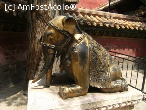 [P35] Beijing - Orasul interzis - fiecare pe rand facea poza cu acest elefant aducator de noroc » foto by mishu
 - 
<span class="allrVoted glyphicon glyphicon-heart hidden" id="av705634"></span>
<a class="m-l-10 hidden" id="sv705634" onclick="voting_Foto_DelVot(,705634,21755)" role="button">șterge vot <span class="glyphicon glyphicon-remove"></span></a>
<a id="v9705634" class=" c-red"  onclick="voting_Foto_SetVot(705634)" role="button"><span class="glyphicon glyphicon-heart-empty"></span> <b>LIKE</b> = Votează poza</a> <img class="hidden"  id="f705634W9" src="/imagini/loader.gif" border="0" /><span class="AjErrMes hidden" id="e705634ErM"></span>