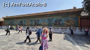 [P30] Un perete alcatuit din 270 de placi de tigla smaltuite a fost construit sub domnia imparatului Qianlong si are 3,5 metri inaltime si aproximativ 30 de metri lungime. Infatiseaza 9 dragoni pictati in galben, albastru, alb si violet, jucandu-se cu perle pe un fundal albastru de nori si apa de mare, Nine Dragon Screen fiind unul dintre cele trei celebre ecrane Nine Dragons din China, cel mai reusit si cel mai mare. Cel din centru, al cincilea, este colorat in galben, culoare regala. » foto by geani anto
 - 
<span class="allrVoted glyphicon glyphicon-heart hidden" id="av1488406"></span>
<a class="m-l-10 hidden" id="sv1488406" onclick="voting_Foto_DelVot(,1488406,21755)" role="button">șterge vot <span class="glyphicon glyphicon-remove"></span></a>
<a id="v91488406" class=" c-red"  onclick="voting_Foto_SetVot(1488406)" role="button"><span class="glyphicon glyphicon-heart-empty"></span> <b>LIKE</b> = Votează poza</a> <img class="hidden"  id="f1488406W9" src="/imagini/loader.gif" border="0" /><span class="AjErrMes hidden" id="e1488406ErM"></span>