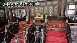 [P44] Palatul Longevitatii Linistite are o poveste interesanta, ideea construirii acestuia apartinand imparatului Qianlong, care planuia sa se mute aici pentru a medita si a se ruga, dupa abdicare. A inceput constructia in al 37-lea an al domniei sale, iar dupa ce a fost imparat timp de 60 de ani, a abdicat, aratandu-si respectul fata de bunicul sau, imparatul Kangxi, care a domnit timp de 61 de ani. Cu toate acestea, el s-a ocupat in continuare de treburile statului sub pretextul de a oferi sprijin familiei, pe propriul sau tron din Sala Cultivarii Mentale, fara a locui vreodata in Palatul Longevitatii Linistite. » foto by geani anto
 - 
<span class="allrVoted glyphicon glyphicon-heart hidden" id="av1488420"></span>
<a class="m-l-10 hidden" id="sv1488420" onclick="voting_Foto_DelVot(,1488420,21755)" role="button">șterge vot <span class="glyphicon glyphicon-remove"></span></a>
<a id="v91488420" class=" c-red"  onclick="voting_Foto_SetVot(1488420)" role="button"><span class="glyphicon glyphicon-heart-empty"></span> <b>LIKE</b> = Votează poza</a> <img class="hidden"  id="f1488420W9" src="/imagini/loader.gif" border="0" /><span class="AjErrMes hidden" id="e1488420ErM"></span>