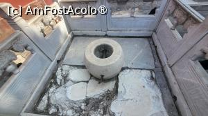 [P49] In spatele Palatului Longevitatii Linistite se afla o fantana care poarta numele nobilei consoarte imperiale Keshun, mai cunoscuta sub numele de Zhen, consoarta imparatului Guangxu, penultimul imparat al dinastiei Qing si al Chinei imperiale. Aceasta a sfarsit aruncata in fantana, la ordinele imparatesei vaduve Cixi. » foto by geani anto
 - 
<span class="allrVoted glyphicon glyphicon-heart hidden" id="av1488425"></span>
<a class="m-l-10 hidden" id="sv1488425" onclick="voting_Foto_DelVot(,1488425,21755)" role="button">șterge vot <span class="glyphicon glyphicon-remove"></span></a>
<a id="v91488425" class=" c-red"  onclick="voting_Foto_SetVot(1488425)" role="button"><span class="glyphicon glyphicon-heart-empty"></span> <b>LIKE</b> = Votează poza</a> <img class="hidden"  id="f1488425W9" src="/imagini/loader.gif" border="0" /><span class="AjErrMes hidden" id="e1488425ErM"></span>