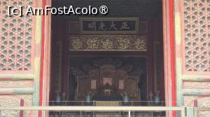 [P06] Deasupra tronului atarna o placa gravata cu 4 caractere chinezesti, care au fost scrise de imparatul Yongzheng, care se traduc: dreptate si stralucire. Placa marcheaza un loc secret, imparatul Yongzheng instituind un sistem de a numi succesorul in cazul disparitiei premature a vreunui imparat. Numele printului mostenitor era scris in 2 exemplare, unul ascuns intr-o cutie din spatele placii si celalalt purtat de imparat. La moartea sa, daca numele desemnate pe cele 2 exemplare era acelasi, printul desemnat prelua coroana. » foto by geani anto
 - 
<span class="allrVoted glyphicon glyphicon-heart hidden" id="av1488382"></span>
<a class="m-l-10 hidden" id="sv1488382" onclick="voting_Foto_DelVot(,1488382,21755)" role="button">șterge vot <span class="glyphicon glyphicon-remove"></span></a>
<a id="v91488382" class=" c-red"  onclick="voting_Foto_SetVot(1488382)" role="button"><span class="glyphicon glyphicon-heart-empty"></span> <b>LIKE</b> = Votează poza</a> <img class="hidden"  id="f1488382W9" src="/imagini/loader.gif" border="0" /><span class="AjErrMes hidden" id="e1488382ErM"></span>