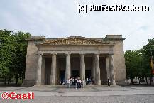 [P04] Neue Wache, Memorialul central al Republicii Federale a Germaniei pentru victimele războiului şi tiraniei » foto by Costi
 - 
<span class="allrVoted glyphicon glyphicon-heart hidden" id="av313414"></span>
<a class="m-l-10 hidden" id="sv313414" onclick="voting_Foto_DelVot(,313414,21770)" role="button">șterge vot <span class="glyphicon glyphicon-remove"></span></a>
<a id="v9313414" class=" c-red"  onclick="voting_Foto_SetVot(313414)" role="button"><span class="glyphicon glyphicon-heart-empty"></span> <b>LIKE</b> = Votează poza</a> <img class="hidden"  id="f313414W9" src="/imagini/loader.gif" border="0" /><span class="AjErrMes hidden" id="e313414ErM"></span>