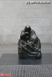 [P05] Mama cu fiul său, mort, statuia artistei plastice Käthe Kollwitz, din Neue Wache » foto by Costi
 - 
<span class="allrVoted glyphicon glyphicon-heart hidden" id="av313415"></span>
<a class="m-l-10 hidden" id="sv313415" onclick="voting_Foto_DelVot(,313415,21770)" role="button">șterge vot <span class="glyphicon glyphicon-remove"></span></a>
<a id="v9313415" class=" c-red"  onclick="voting_Foto_SetVot(313415)" role="button"><span class="glyphicon glyphicon-heart-empty"></span> <b>LIKE</b> = Votează poza</a> <img class="hidden"  id="f313415W9" src="/imagini/loader.gif" border="0" /><span class="AjErrMes hidden" id="e313415ErM"></span>