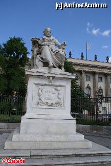 [P07] Statuia lui Wilhelm von Humboldt, din faţa Universităţii Humboldt » foto by Costi
 - 
<span class="allrVoted glyphicon glyphicon-heart hidden" id="av313417"></span>
<a class="m-l-10 hidden" id="sv313417" onclick="voting_Foto_DelVot(,313417,21770)" role="button">șterge vot <span class="glyphicon glyphicon-remove"></span></a>
<a id="v9313417" class=" c-red"  onclick="voting_Foto_SetVot(313417)" role="button"><span class="glyphicon glyphicon-heart-empty"></span> <b>LIKE</b> = Votează poza</a> <img class="hidden"  id="f313417W9" src="/imagini/loader.gif" border="0" /><span class="AjErrMes hidden" id="e313417ErM"></span>