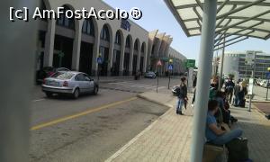 [P19] Intrarea in aeroport văzută din stația de autobuz » foto by FlorinAndrei
 - 
<span class="allrVoted glyphicon glyphicon-heart hidden" id="av725828"></span>
<a class="m-l-10 hidden" id="sv725828" onclick="voting_Foto_DelVot(,725828,21813)" role="button">șterge vot <span class="glyphicon glyphicon-remove"></span></a>
<a id="v9725828" class=" c-red"  onclick="voting_Foto_SetVot(725828)" role="button"><span class="glyphicon glyphicon-heart-empty"></span> <b>LIKE</b> = Votează poza</a> <img class="hidden"  id="f725828W9" src="/imagini/loader.gif" border="0" /><span class="AjErrMes hidden" id="e725828ErM"></span>