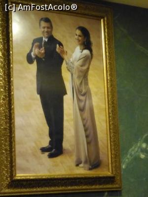 [P09] 9. Nu lipsește -din recepție- portretul cu regele Abdullah al II-lea și cu soția lui, regina Rania Al-Yassin.  » foto by doinafil
 - 
<span class="allrVoted glyphicon glyphicon-heart hidden" id="av1032531"></span>
<a class="m-l-10 hidden" id="sv1032531" onclick="voting_Foto_DelVot(,1032531,21872)" role="button">șterge vot <span class="glyphicon glyphicon-remove"></span></a>
<a id="v91032531" class=" c-red"  onclick="voting_Foto_SetVot(1032531)" role="button"><span class="glyphicon glyphicon-heart-empty"></span> <b>LIKE</b> = Votează poza</a> <img class="hidden"  id="f1032531W9" src="/imagini/loader.gif" border="0" /><span class="AjErrMes hidden" id="e1032531ErM"></span>