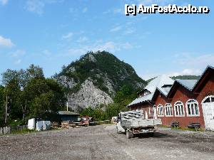 [P03] Drumul spre chei - in fata se vede bariera din lemn de care va spuneam, in dreapta este o fosta cabana, iar in stanga un gater.  » foto by iuliaen
 - 
<span class="allrVoted glyphicon glyphicon-heart hidden" id="av461647"></span>
<a class="m-l-10 hidden" id="sv461647" onclick="voting_Foto_DelVot(,461647,21910)" role="button">șterge vot <span class="glyphicon glyphicon-remove"></span></a>
<a id="v9461647" class=" c-red"  onclick="voting_Foto_SetVot(461647)" role="button"><span class="glyphicon glyphicon-heart-empty"></span> <b>LIKE</b> = Votează poza</a> <img class="hidden"  id="f461647W9" src="/imagini/loader.gif" border="0" /><span class="AjErrMes hidden" id="e461647ErM"></span>