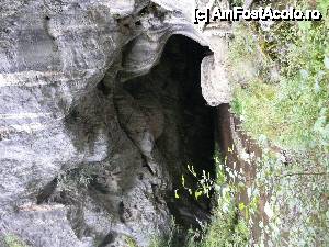 [P02] Intrarea in pestera. Accesul pana la pestera se face pe niste scari ce coboara pana la portalul de intrare.  » foto by iuliaen
 - 
<span class="allrVoted glyphicon glyphicon-heart hidden" id="av461692"></span>
<a class="m-l-10 hidden" id="sv461692" onclick="voting_Foto_DelVot(,461692,21910)" role="button">șterge vot <span class="glyphicon glyphicon-remove"></span></a>
<a id="v9461692" class=" c-red"  onclick="voting_Foto_SetVot(461692)" role="button"><span class="glyphicon glyphicon-heart-empty"></span> <b>LIKE</b> = Votează poza</a> <img class="hidden"  id="f461692W9" src="/imagini/loader.gif" border="0" /><span class="AjErrMes hidden" id="e461692ErM"></span>