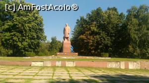 [P01] Statuia lui... lenin din Fălești. Noroc cu gresiile ca niste dinti lipsă, ca altfel o luam in serios.  » foto by Radix7
 - 
<span class="allrVoted glyphicon glyphicon-heart hidden" id="av885064"></span>
<a class="m-l-10 hidden" id="sv885064" onclick="voting_Foto_DelVot(,885064,21932)" role="button">șterge vot <span class="glyphicon glyphicon-remove"></span></a>
<a id="v9885064" class=" c-red"  onclick="voting_Foto_SetVot(885064)" role="button"><span class="glyphicon glyphicon-heart-empty"></span> <b>LIKE</b> = Votează poza</a> <img class="hidden"  id="f885064W9" src="/imagini/loader.gif" border="0" /><span class="AjErrMes hidden" id="e885064ErM"></span>