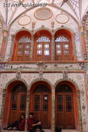 [P56] Kashan, Casa Borujerdi, Sala de Primire cu doi tineri iranieni frumoși » foto by mprofeanu
 - 
<span class="allrVoted glyphicon glyphicon-heart hidden" id="av860740"></span>
<a class="m-l-10 hidden" id="sv860740" onclick="voting_Foto_DelVot(,860740,21942)" role="button">șterge vot <span class="glyphicon glyphicon-remove"></span></a>
<a id="v9860740" class=" c-red"  onclick="voting_Foto_SetVot(860740)" role="button"><span class="glyphicon glyphicon-heart-empty"></span> <b>LIKE</b> = Votează poza</a> <img class="hidden"  id="f860740W9" src="/imagini/loader.gif" border="0" /><span class="AjErrMes hidden" id="e860740ErM"></span>