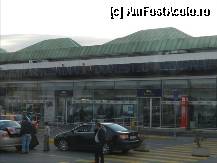 [P68] Terminalul pentru zboruri Domestice, e prima oprire a autobuzului. Asteptati pana merge la Terminalul International. Un englez povestea in autobuz ca a coborat aici si a poi a trebuit sa se care cu gentile pana la celalalt terminal. Aeroportul Ataturk. » foto by TraianS
 - 
<span class="allrVoted glyphicon glyphicon-heart hidden" id="av321294"></span>
<a class="m-l-10 hidden" id="sv321294" onclick="voting_Foto_DelVot(,321294,21951)" role="button">șterge vot <span class="glyphicon glyphicon-remove"></span></a>
<a id="v9321294" class=" c-red"  onclick="voting_Foto_SetVot(321294)" role="button"><span class="glyphicon glyphicon-heart-empty"></span> <b>LIKE</b> = Votează poza</a> <img class="hidden"  id="f321294W9" src="/imagini/loader.gif" border="0" /><span class="AjErrMes hidden" id="e321294ErM"></span>