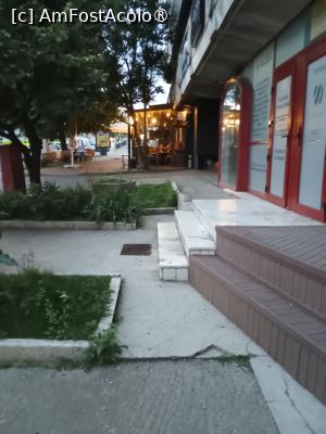 [P01] Strada pe care se află blocul. La parter este terasa Grinch » foto by Zoazore
 - 
<span class="allrVoted glyphicon glyphicon-heart hidden" id="av1489566"></span>
<a class="m-l-10 hidden" id="sv1489566" onclick="voting_Foto_DelVot(,1489566,22273)" role="button">șterge vot <span class="glyphicon glyphicon-remove"></span></a>
<a id="v91489566" class=" c-red"  onclick="voting_Foto_SetVot(1489566)" role="button"><span class="glyphicon glyphicon-heart-empty"></span> <b>LIKE</b> = Votează poza</a> <img class="hidden"  id="f1489566W9" src="/imagini/loader.gif" border="0" /><span class="AjErrMes hidden" id="e1489566ErM"></span>