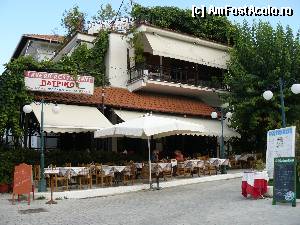 [P01] Acesta este restaurantul Patrikos ziua. Seara este mult mai animat si foarte dragut luminat. Il puteti gasi mergand pe soseaua de pe malul marii spre plaja din Limenas si facand la dreapta putin in sus pe drumul care merge spre teatrul antic.  » foto by oana16
 - 
<span class="allrVoted glyphicon glyphicon-heart hidden" id="av355143"></span>
<a class="m-l-10 hidden" id="sv355143" onclick="voting_Foto_DelVot(,355143,22304)" role="button">șterge vot <span class="glyphicon glyphicon-remove"></span></a>
<a id="v9355143" class=" c-red"  onclick="voting_Foto_SetVot(355143)" role="button"><span class="glyphicon glyphicon-heart-empty"></span> <b>LIKE</b> = Votează poza</a> <img class="hidden"  id="f355143W9" src="/imagini/loader.gif" border="0" /><span class="AjErrMes hidden" id="e355143ErM"></span>