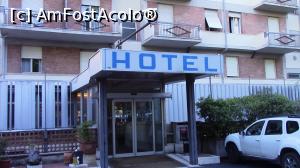 [P06] Intrarea la hotel.  » foto by ovidiuyepi
 - 
<span class="allrVoted glyphicon glyphicon-heart hidden" id="av886858"></span>
<a class="m-l-10 hidden" id="sv886858" onclick="voting_Foto_DelVot(,886858,22438)" role="button">șterge vot <span class="glyphicon glyphicon-remove"></span></a>
<a id="v9886858" class=" c-red"  onclick="voting_Foto_SetVot(886858)" role="button"><span class="glyphicon glyphicon-heart-empty"></span> <b>LIKE</b> = Votează poza</a> <img class="hidden"  id="f886858W9" src="/imagini/loader.gif" border="0" /><span class="AjErrMes hidden" id="e886858ErM"></span>