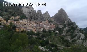 [P01] Castelmezzano, din parcare » foto by IoanaV
 - 
<span class="allrVoted glyphicon glyphicon-heart hidden" id="av887711"></span>
<a class="m-l-10 hidden" id="sv887711" onclick="voting_Foto_DelVot(,887711,22454)" role="button">șterge vot <span class="glyphicon glyphicon-remove"></span></a>
<a id="v9887711" class=" c-red"  onclick="voting_Foto_SetVot(887711)" role="button"><span class="glyphicon glyphicon-heart-empty"></span> <b>LIKE</b> = Votează poza</a> <img class="hidden"  id="f887711W9" src="/imagini/loader.gif" border="0" /><span class="AjErrMes hidden" id="e887711ErM"></span>