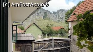 [P10] Piatra Secuiului (circa 600 m diferență de nivel) văzută din pragul Casei Zabos. În mijlocul crestei se profilează șaua spre care duce principala potecă turistică. În prim-plan se vede poarta tradițională de lemn.  » foto by Lucien
 - 
<span class="allrVoted glyphicon glyphicon-heart hidden" id="av890409"></span>
<a class="m-l-10 hidden" id="sv890409" onclick="voting_Foto_DelVot(,890409,22515)" role="button">șterge vot <span class="glyphicon glyphicon-remove"></span></a>
<a id="v9890409" class=" c-red"  onclick="voting_Foto_SetVot(890409)" role="button"><span class="glyphicon glyphicon-heart-empty"></span> <b>LIKE</b> = Votează poza</a> <img class="hidden"  id="f890409W9" src="/imagini/loader.gif" border="0" /><span class="AjErrMes hidden" id="e890409ErM"></span>