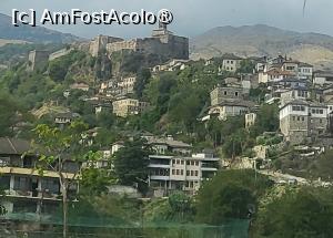 [P01] De la ,,Orasul celor 1000 de ferestre”, Berat, am ajuns in alt oras fermecator, ,,Orasul celor 1000 de trepte”, Gjirokastra. Acest oras de munte este inclus in patrimoniul mondial UNESCO, fiind faimos pentru strazile sale abrupte si arhitectura otomana, care include sute de case – turnuri de tip otoman cu acoperisuri din ardezie, balcoane din lemn si ziduri de piatra. » foto by geani anto
 - 
<span class="allrVoted glyphicon glyphicon-heart hidden" id="av1533147"></span>
<a class="m-l-10 hidden" id="sv1533147" onclick="voting_Foto_DelVot(,1533147,22746)" role="button">șterge vot <span class="glyphicon glyphicon-remove"></span></a>
<a id="v91533147" class=" c-red"  onclick="voting_Foto_SetVot(1533147)" role="button"><span class="glyphicon glyphicon-heart-empty"></span> <b>LIKE</b> = Votează poza</a> <img class="hidden"  id="f1533147W9" src="/imagini/loader.gif" border="0" /><span class="AjErrMes hidden" id="e1533147ErM"></span>