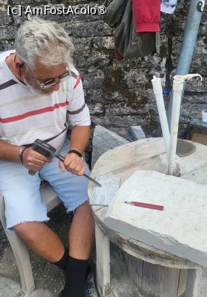 [P12] Plimbandu-ma prin bazar, i-am privit pe mesteri la lucru, unii fiind profund cufundati in arta lor, sculptand in lemn sau piatra, fara sa fie atenti la privirile turistilor, altii insa intrand in vorba cu acestia. » foto by geani anto
 - 
<span class="allrVoted glyphicon glyphicon-heart hidden" id="av1533158"></span>
<a class="m-l-10 hidden" id="sv1533158" onclick="voting_Foto_DelVot(,1533158,22746)" role="button">șterge vot <span class="glyphicon glyphicon-remove"></span></a>
<a id="v91533158" class=" c-red"  onclick="voting_Foto_SetVot(1533158)" role="button"><span class="glyphicon glyphicon-heart-empty"></span> <b>LIKE</b> = Votează poza</a> <img class="hidden"  id="f1533158W9" src="/imagini/loader.gif" border="0" /><span class="AjErrMes hidden" id="e1533158ErM"></span>