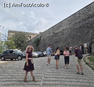 [P14] Pe varful dealului, deasupra orasului Gjirokastra se afla Castelul Gjirokastra, un monument masiv, a doua cea mai mare fortificatie din intreaga regiune balcanica. Acesta domina orasul si frumoasa Vale a raului Drino, cu lanturi muntoase impresionante pe toate partile. » foto by geani anto
 - 
<span class="allrVoted glyphicon glyphicon-heart hidden" id="av1533160"></span>
<a class="m-l-10 hidden" id="sv1533160" onclick="voting_Foto_DelVot(,1533160,22746)" role="button">șterge vot <span class="glyphicon glyphicon-remove"></span></a>
<a id="v91533160" class=" c-red"  onclick="voting_Foto_SetVot(1533160)" role="button"><span class="glyphicon glyphicon-heart-empty"></span> <b>LIKE</b> = Votează poza</a> <img class="hidden"  id="f1533160W9" src="/imagini/loader.gif" border="0" /><span class="AjErrMes hidden" id="e1533160ErM"></span>