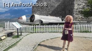 [P22] Ramasitele unui avion T33 Shooting Star al Fortelor Aeriene ale Statelor Unite sunt expuse pe meterezele cu vedere la oras. Au existat 2 povesti diferite despre cum a ajuns in castel acest avion. Conform versiunii americane, pilotul s-a pierdut in ceată densa si a deviat de la curs. Apoi, a efectuat o aterizare de urgenta in Albania, din cauza lipsei de combustibil. In versiunea albaneza, pilotii Armatei Populare Albaneze au interceptat un avion spion american in spatiul aerian albanez și l-au fortat sa aterizeze pe aeroportul Rinas. De fapt, avionul a aterizat pe aeroportul din Tirana in decembrie 1957, din cauza unor probleme tehnice. Dupa cateva saptamani, pilotul s-a intors in SUA, dar aeronava a ramas in Albania. In 1970, a fost adus la castel pentru a fi expus in cadrul Muzeului Armelor. » foto by geani anto
 - 
<span class="allrVoted glyphicon glyphicon-heart hidden" id="av1533168"></span>
<a class="m-l-10 hidden" id="sv1533168" onclick="voting_Foto_DelVot(,1533168,22746)" role="button">șterge vot <span class="glyphicon glyphicon-remove"></span></a>
<a id="v91533168" class=" c-red"  onclick="voting_Foto_SetVot(1533168)" role="button"><span class="glyphicon glyphicon-heart-empty"></span> <b>LIKE</b> = Votează poza</a> <img class="hidden"  id="f1533168W9" src="/imagini/loader.gif" border="0" /><span class="AjErrMes hidden" id="e1533168ErM"></span>