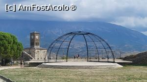 [P23] Mai sus, pe puntea castelului, se afla o scena de festival, construita in anii 1980, folosita pentru spectacole de muzica si dans in timpul Festivalului Folcloric Gjirokastra, care are loc o data la 4 ani. » foto by geani anto
 - 
<span class="allrVoted glyphicon glyphicon-heart hidden" id="av1533169"></span>
<a class="m-l-10 hidden" id="sv1533169" onclick="voting_Foto_DelVot(,1533169,22746)" role="button">șterge vot <span class="glyphicon glyphicon-remove"></span></a>
<a id="v91533169" class=" c-red"  onclick="voting_Foto_SetVot(1533169)" role="button"><span class="glyphicon glyphicon-heart-empty"></span> <b>LIKE</b> = Votează poza</a> <img class="hidden"  id="f1533169W9" src="/imagini/loader.gif" border="0" /><span class="AjErrMes hidden" id="e1533169ErM"></span>