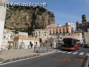 [P40] Atrani: autobuzul spre Amalfi a oprit în staţia din Piazza Umberto I » foto by irinad
 - 
<span class="allrVoted glyphicon glyphicon-heart hidden" id="av1165035"></span>
<a class="m-l-10 hidden" id="sv1165035" onclick="voting_Foto_DelVot(,1165035,22822)" role="button">șterge vot <span class="glyphicon glyphicon-remove"></span></a>
<a id="v91165035" class=" c-red"  onclick="voting_Foto_SetVot(1165035)" role="button"><span class="glyphicon glyphicon-heart-empty"></span> <b>LIKE</b> = Votează poza</a> <img class="hidden"  id="f1165035W9" src="/imagini/loader.gif" border="0" /><span class="AjErrMes hidden" id="e1165035ErM"></span>