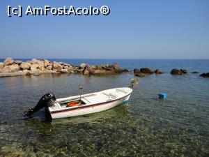 [P01] O bărcuță în portul din Agios Nikolaos.  » foto by maryka
 - 
<span class="allrVoted glyphicon glyphicon-heart hidden" id="av913566"></span>
<a class="m-l-10 hidden" id="sv913566" onclick="voting_Foto_DelVot(,913566,22897)" role="button">șterge vot <span class="glyphicon glyphicon-remove"></span></a>
<a id="v9913566" class=" c-red"  onclick="voting_Foto_SetVot(913566)" role="button"><span class="glyphicon glyphicon-heart-empty"></span> <b>LIKE</b> = Votează poza</a> <img class="hidden"  id="f913566W9" src="/imagini/loader.gif" border="0" /><span class="AjErrMes hidden" id="e913566ErM"></span>