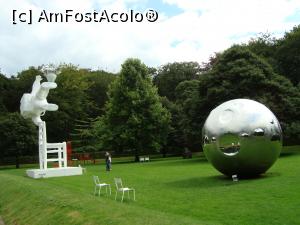 [P04] Astronautul -sculptura se cheamă Autoportret ca visător... alaturi e o sferă, o metaforă a lumii, un glob unde te vezi pe tine distorsionat în lumea înconjurătoare.  » foto by mireille
 - 
<span class="allrVoted glyphicon glyphicon-heart hidden" id="av916568"></span>
<a class="m-l-10 hidden" id="sv916568" onclick="voting_Foto_DelVot(,916568,22918)" role="button">șterge vot <span class="glyphicon glyphicon-remove"></span></a>
<a id="v9916568" class=" c-red"  onclick="voting_Foto_SetVot(916568)" role="button"><span class="glyphicon glyphicon-heart-empty"></span> <b>LIKE</b> = Votează poza</a> <img class="hidden"  id="f916568W9" src="/imagini/loader.gif" border="0" /><span class="AjErrMes hidden" id="e916568ErM"></span>