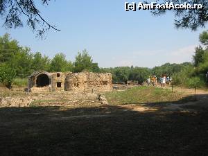 P08 [JUL-2006] Printre ruinele vechiului sit de la Olympia