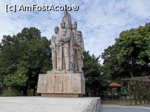 [P03] Monumentul Fratilor Buzesti din Parcul Sf,Dumitru din Craiova. » foto by Floria
 - 
<span class="allrVoted glyphicon glyphicon-heart hidden" id="av1267806"></span>
<a class="m-l-10 hidden" id="sv1267806" onclick="voting_Foto_DelVot(,1267806,22988)" role="button">șterge vot <span class="glyphicon glyphicon-remove"></span></a>
<a id="v91267806" class=" c-red"  onclick="voting_Foto_SetVot(1267806)" role="button"><span class="glyphicon glyphicon-heart-empty"></span> <b>LIKE</b> = Votează poza</a> <img class="hidden"  id="f1267806W9" src="/imagini/loader.gif" border="0" /><span class="AjErrMes hidden" id="e1267806ErM"></span>