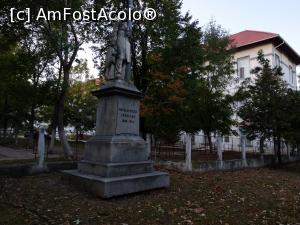 [P23] Statuia lui N. Roșca Codreanu, din fața fostei Școli de fete, acum casă de copii.  » foto by maryka
 - 
<span class="allrVoted glyphicon glyphicon-heart hidden" id="av1019506"></span>
<a class="m-l-10 hidden" id="sv1019506" onclick="voting_Foto_DelVot(,1019506,23117)" role="button">șterge vot <span class="glyphicon glyphicon-remove"></span></a>
<a id="v91019506" class=" c-red"  onclick="voting_Foto_SetVot(1019506)" role="button"><span class="glyphicon glyphicon-heart-empty"></span> <b>LIKE</b> = Votează poza</a> <img class="hidden"  id="f1019506W9" src="/imagini/loader.gif" border="0" /><span class="AjErrMes hidden" id="e1019506ErM"></span>